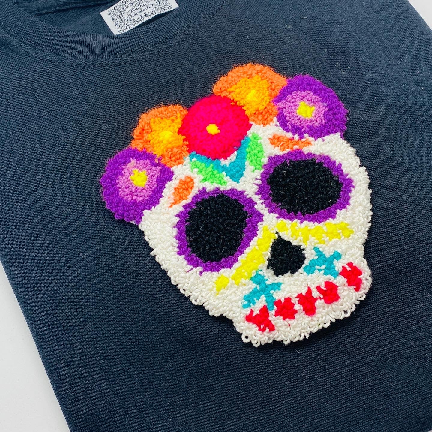 PLAYERA MEXICANA CALAVERA CON FLORES